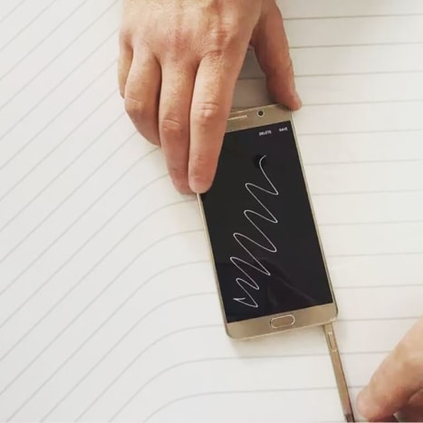 S Pen Du kan ikke kun doodle, jot og journal på Galaxy Note 5, når den er slukket, men du kan bogstaveligt talt underskrive og gemme PDF -dokumenter direkte på din phablet. Pennen har også en knap, der giver øjeblikkelig adgang til apps.