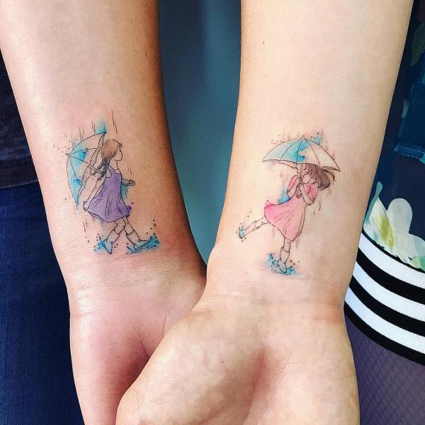 Vesiväri sisko tatuoinnit Pikkutytöt leikkivät sateessa sateenvarjoilla