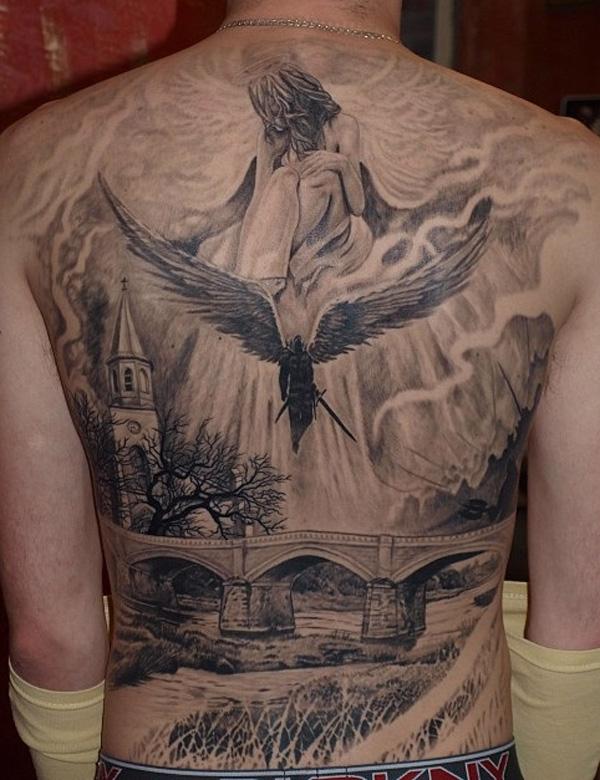 Hämmästyttävä koko selän enkeli -tatuointi mustalla ja harmaalla