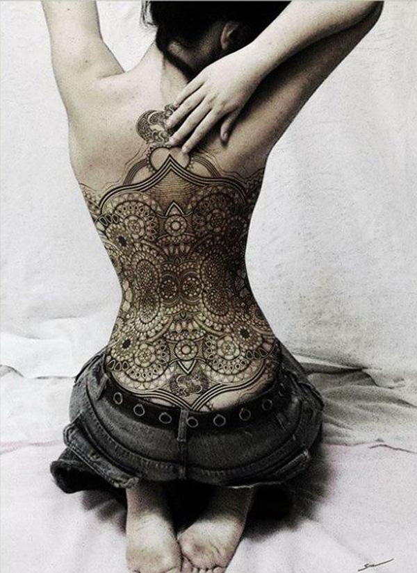Upea Mandala -inspiroima tatuointi naisille