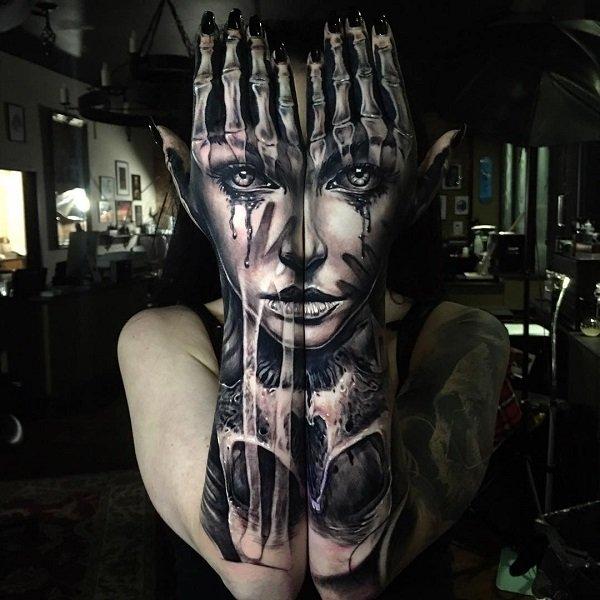 Hämmästyttävä kyynärvarren tatuointi luo realistisen illuusion
