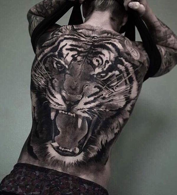 Bedøvelse tiger ansigt tatovering med fuld ryg i sort og grå