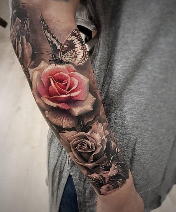 Rose og sommerfugl tatovering