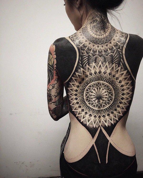 Blackwork madala inspireret fuldback tatovering til kvinder