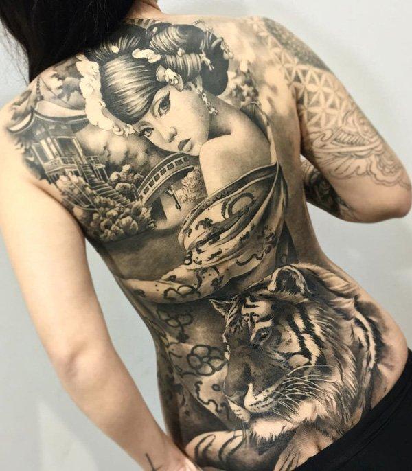 Moderne japansk tatovering på hele ryggen med pavillon tiger geisha