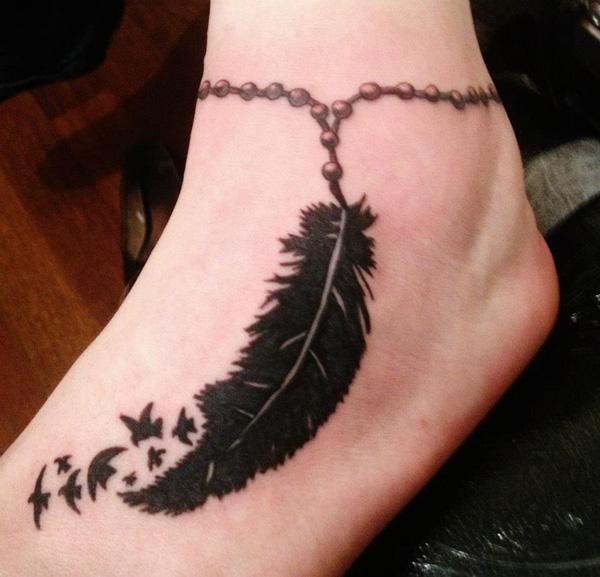 Höyhen ja lintujen jalka -tatuointi