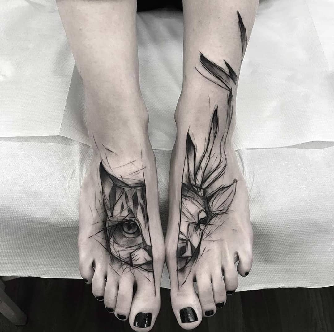 Abstraktit vastaavat tatuoinnit jaloissa