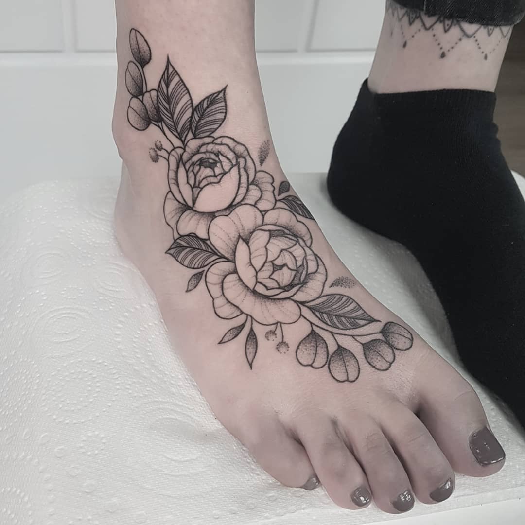 Mustavalkoisen ruusun tatuointi jalan etuosassa