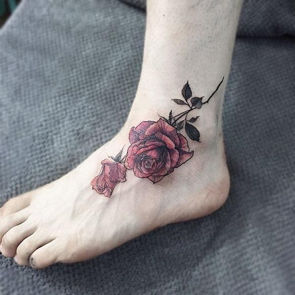 Punaiset ruusut, joissa on piikki -tatuointi nilkassa naisille