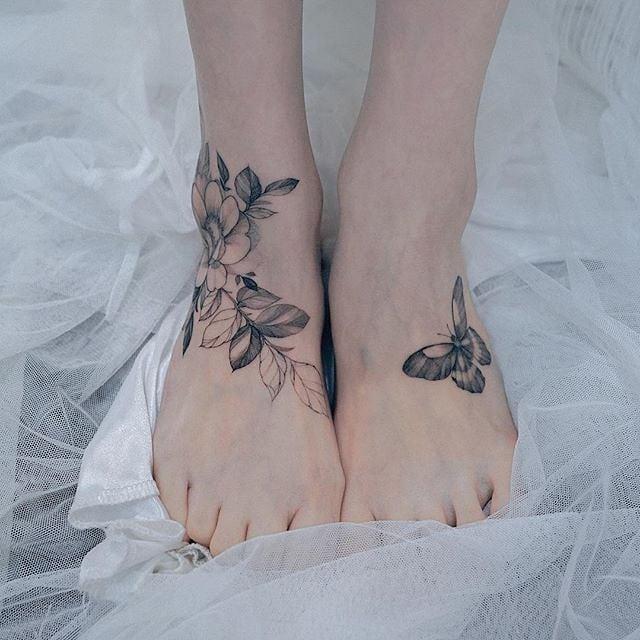 kukka ja perhonen vastaavat tatuoinnit jaloissa