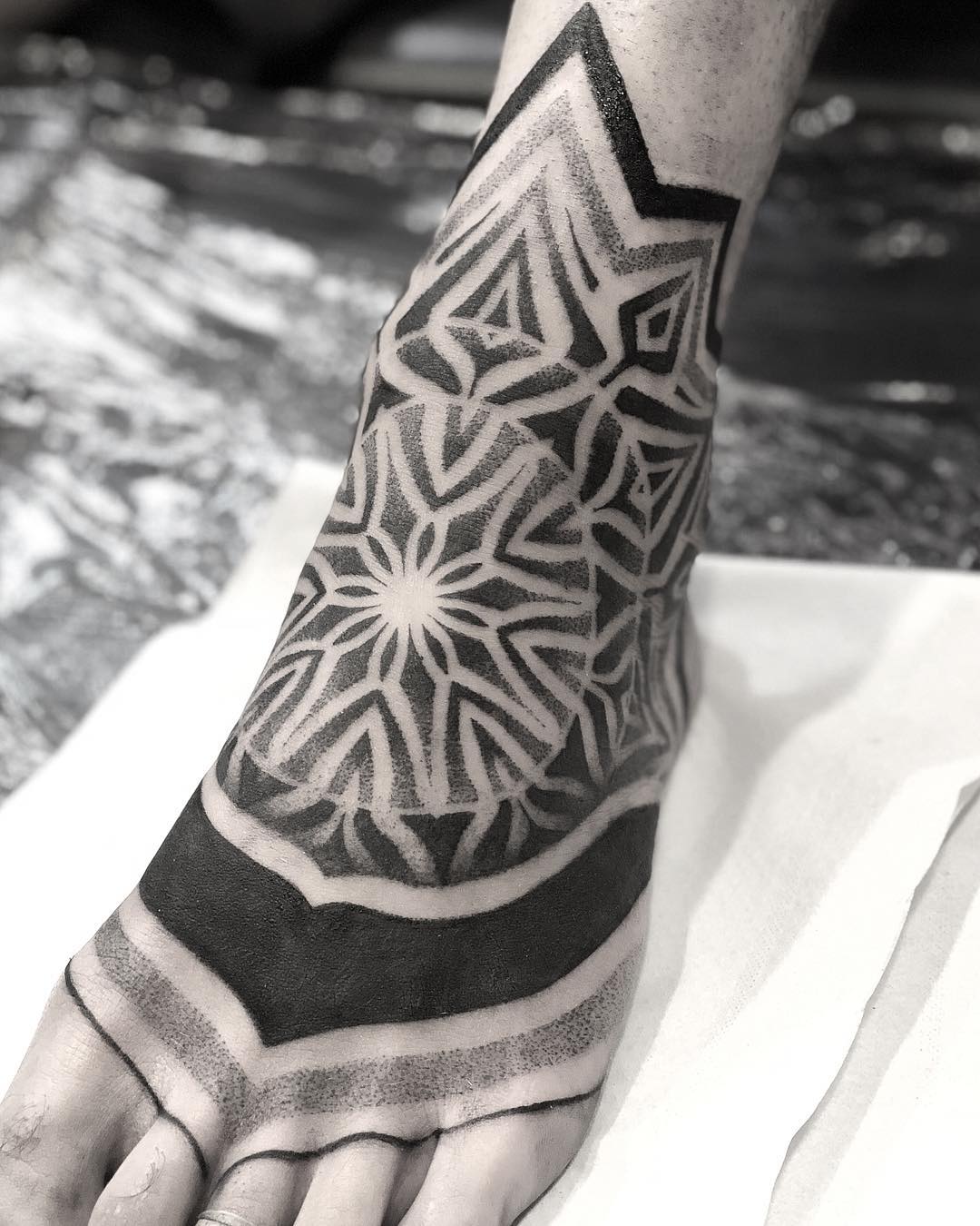 Mandala εμπνευσμένο τατουάζ ποδιών μοιάζει με απόθεμα