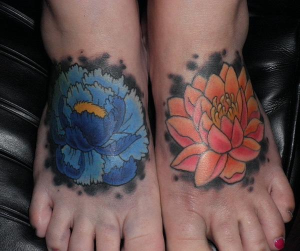 Blå og lyserød chrysamthemum matchende tatovering på fødder