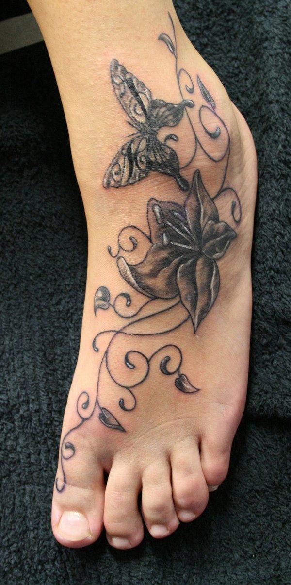 Φυλετικό τατουάζ με πεταλούδα και λουλούδι σε γκρι κλίμακα