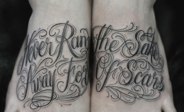 Κομψές γραμματοσειρές που ταιριάζουν με τατουάζ στα πόδια