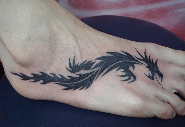 Musta lohikäärmeen tatuointi heimotyyliin