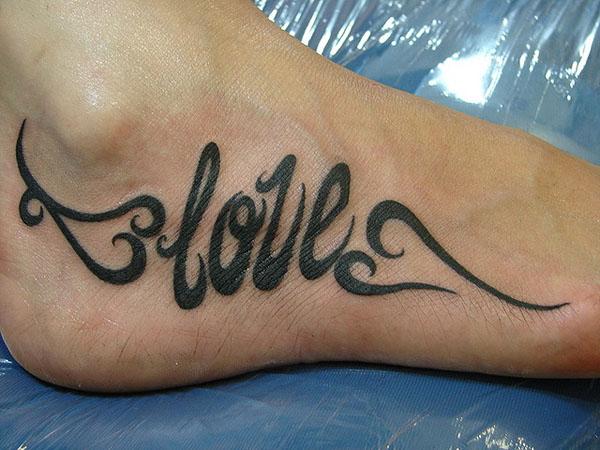 Τατουάζ ποδιών με γράμματα αγάπης