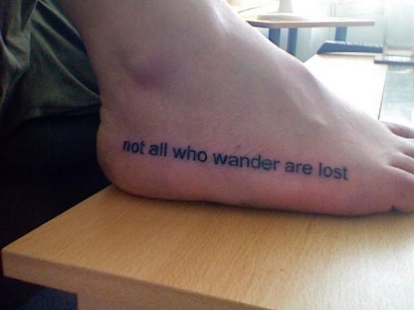 Citater tatovering med ord - Ikke alle der vandrer er tabt til fods