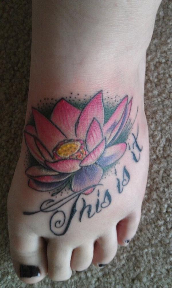 Farvet lotus tatovering