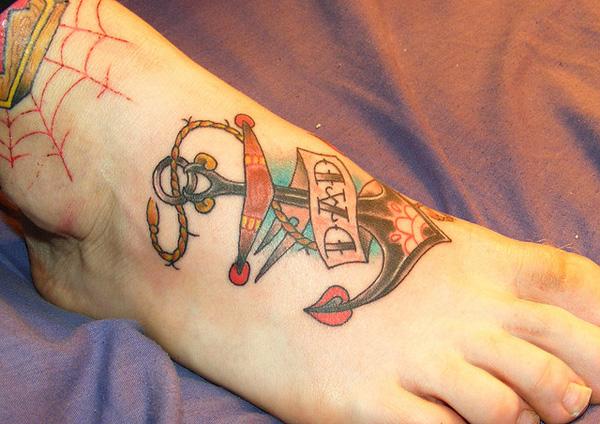 Farvet anker tatovering