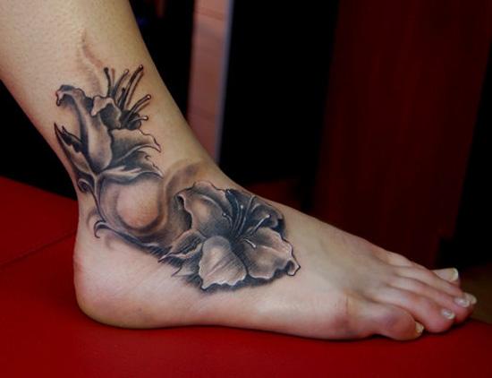 Levende Hibiscus -tatovering til fods
