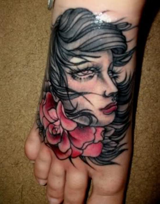Farvet tatovering med blomst og portræt af stilfuld kvinde