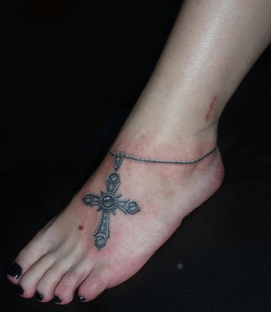 Αστράγαλος με σταυρό τατουάζ με τα πόδια σε τρισδιάστατο στυλ
