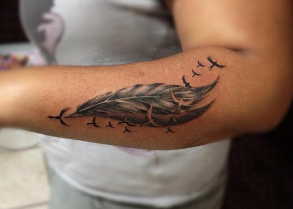 Τατουάζ φτερού στο αντιβράχιο