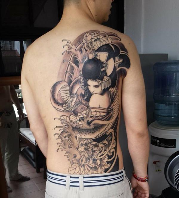 Μισό πλάτη τατουάζ Geisha Snake