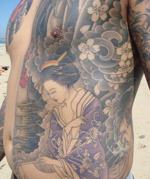 Mustavalkoinen Geisha Rib Tattoo