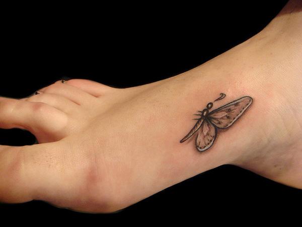 Lille tatovering af sommerfuglfod