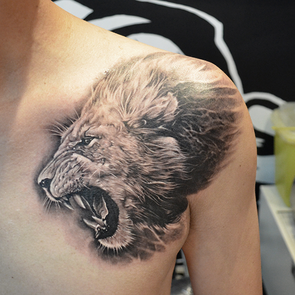 Brølende løve tatovering