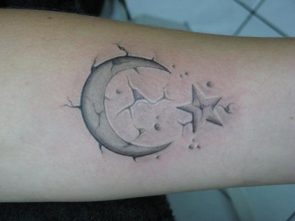 τατουάζ της Ημισελήνου και αστέρι στο σκασμένο δέρμα