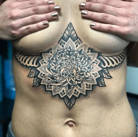 κάτω από τατουάζ στο στήθος, τατουάζ στο στέρνο, τατουάζ, καλλιτέχνης τατουάζ, σχέδιο τατουάζ, έμπνευση τατουάζ, τέχνη τατουάζ, μελάνι, inkedmag