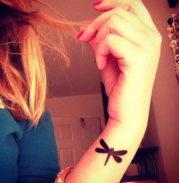 Dragonfly blackwork tatuointi ranteessa