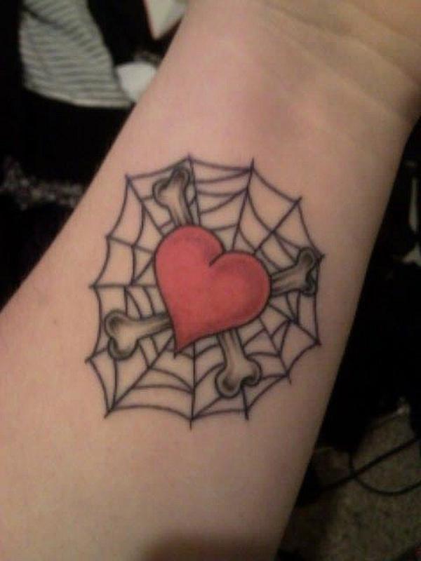 Κόκκινη καρδιά συνδεδεμένη στον ιστό και σταυρό τατουάζ