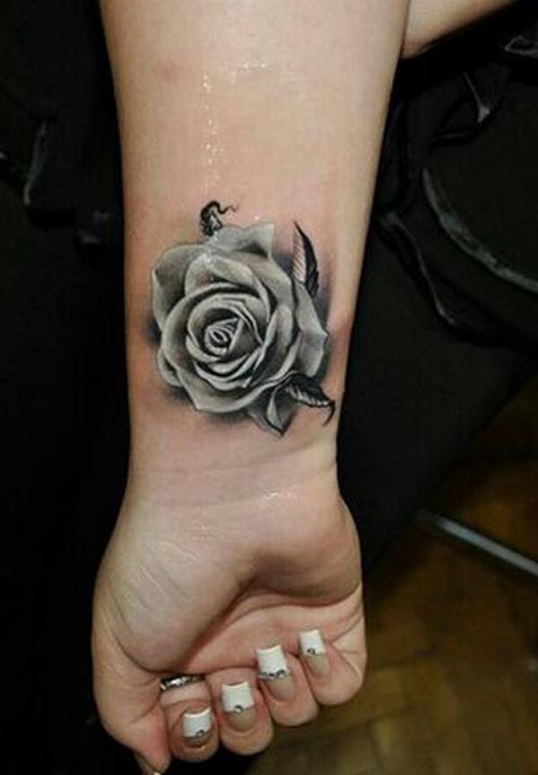 Γκρι τριαντάφυλλο τατουάζ στον καρπό σε ρεαλιστικό στιλ