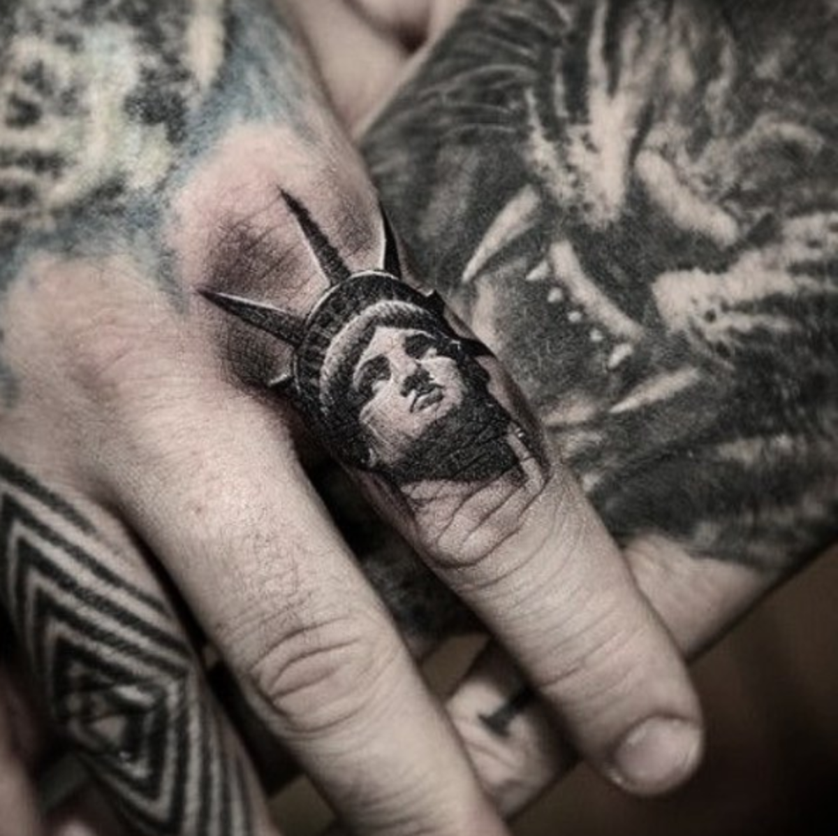 Frihedsgudinden-finger-tatovering-Stefanos-Tattoos-Gallery-Pain-Magazine