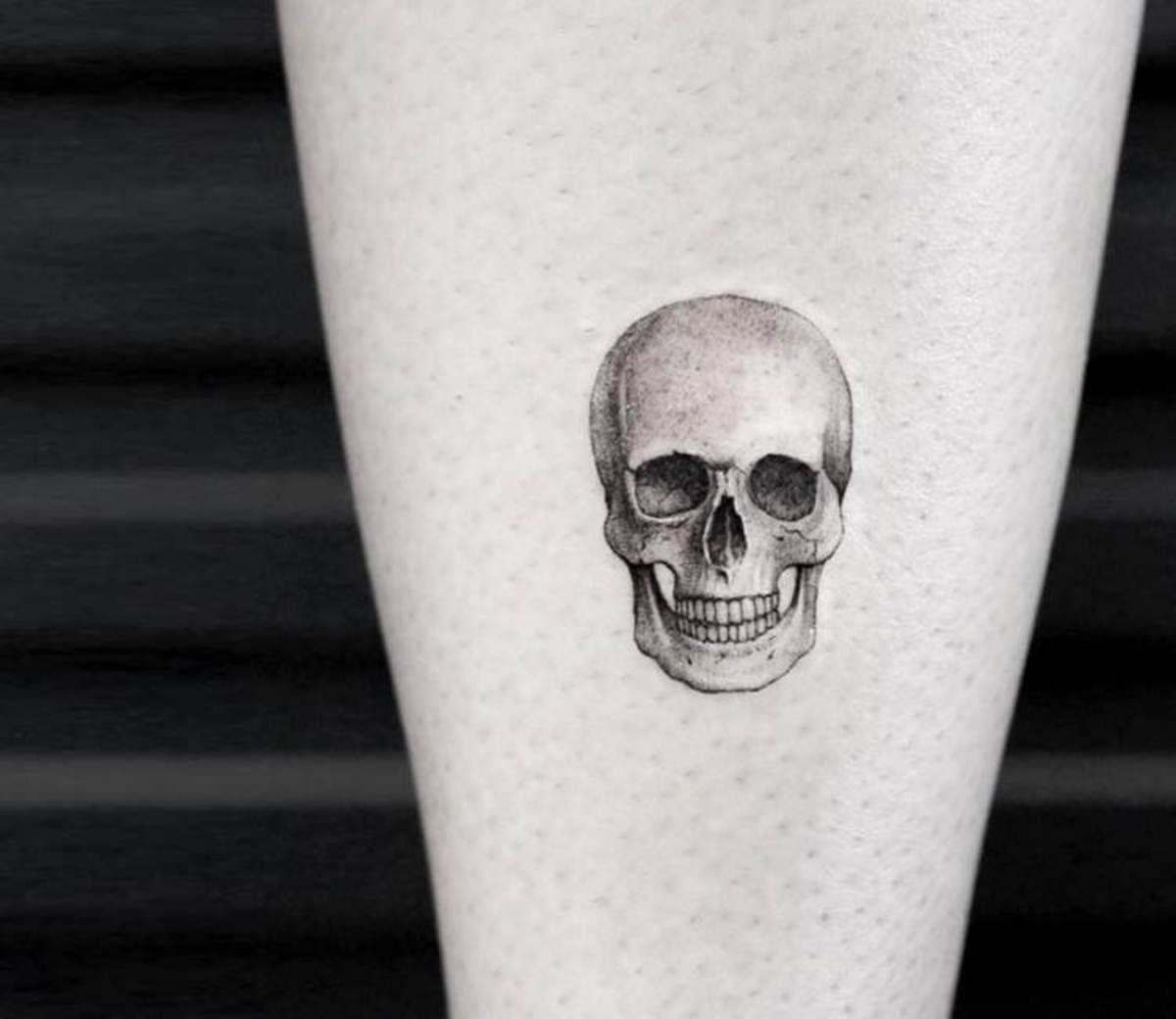 taiteilija-mr-k-tatuointi-small-skull-tattoo_17138125342