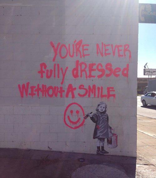 Δεν είσαι ποτέ πλήρως ντυμένος χωρίς χαμόγελο