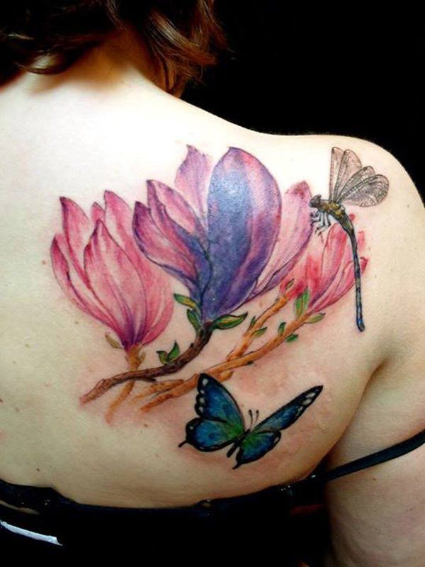 Värikäs magnolia kukka tatuointi