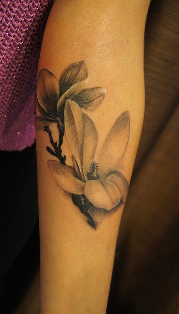 Μαύρο και άσπρο τατουάζ μανίκι λουλουδιών μανόλιας