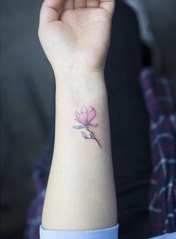 Magnolia tatuointi ranteessa