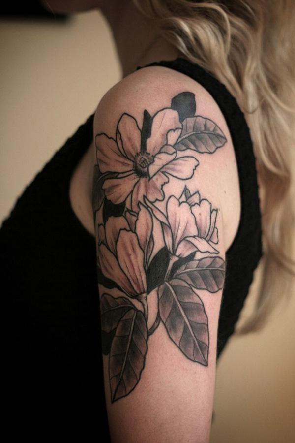 Magnolias shouderin tatuointi