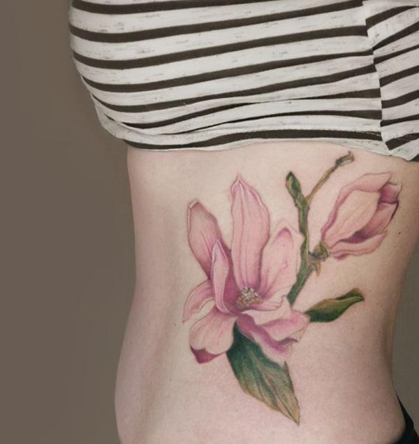Magnolias tatovering på siden