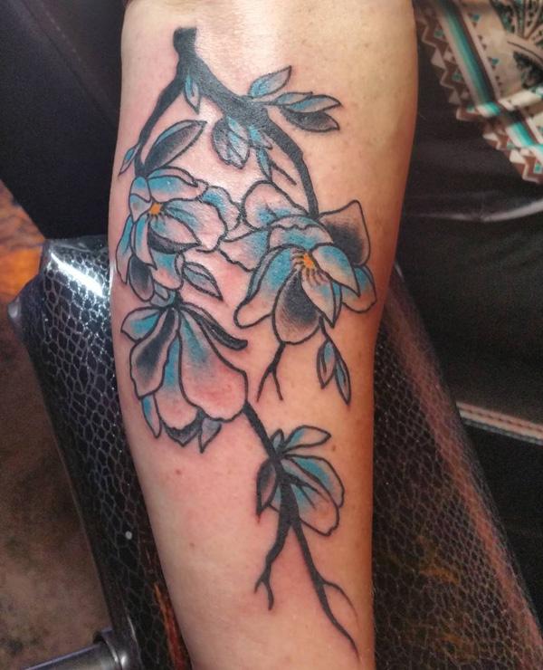 Magnolia tatuointi viiveellä