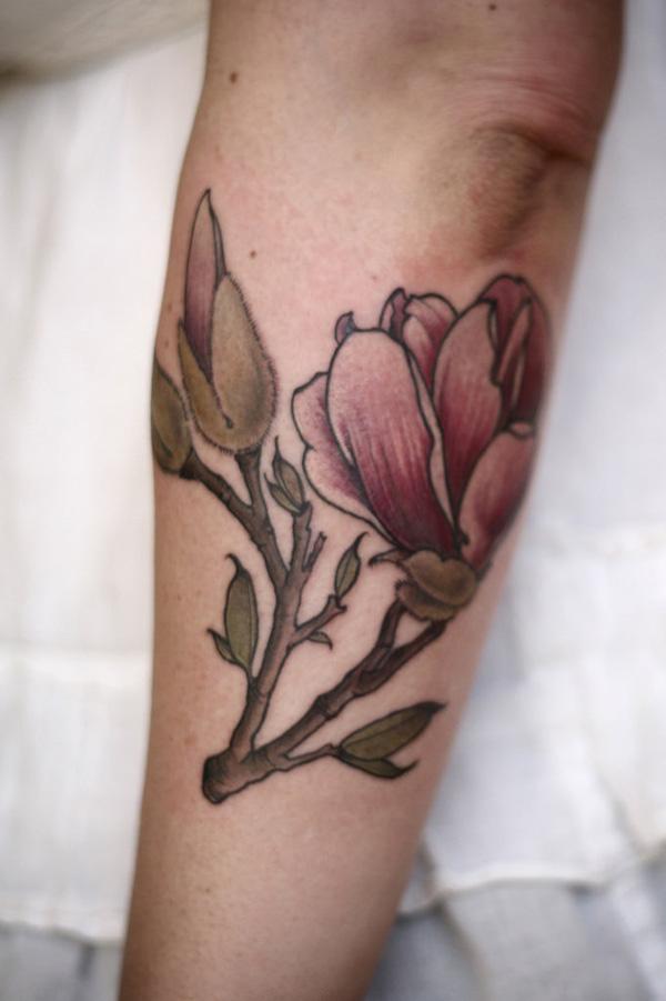 Magnolia -tatuointi hihassa