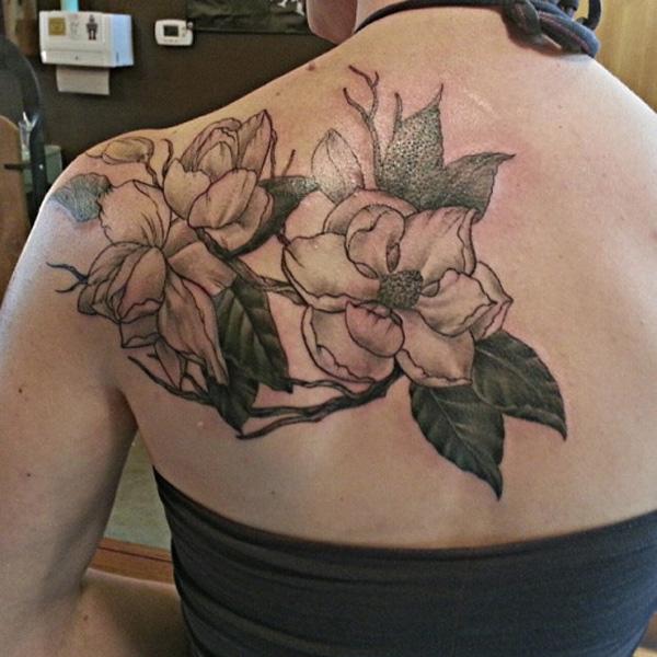 magnolia selän tatuointi naisille