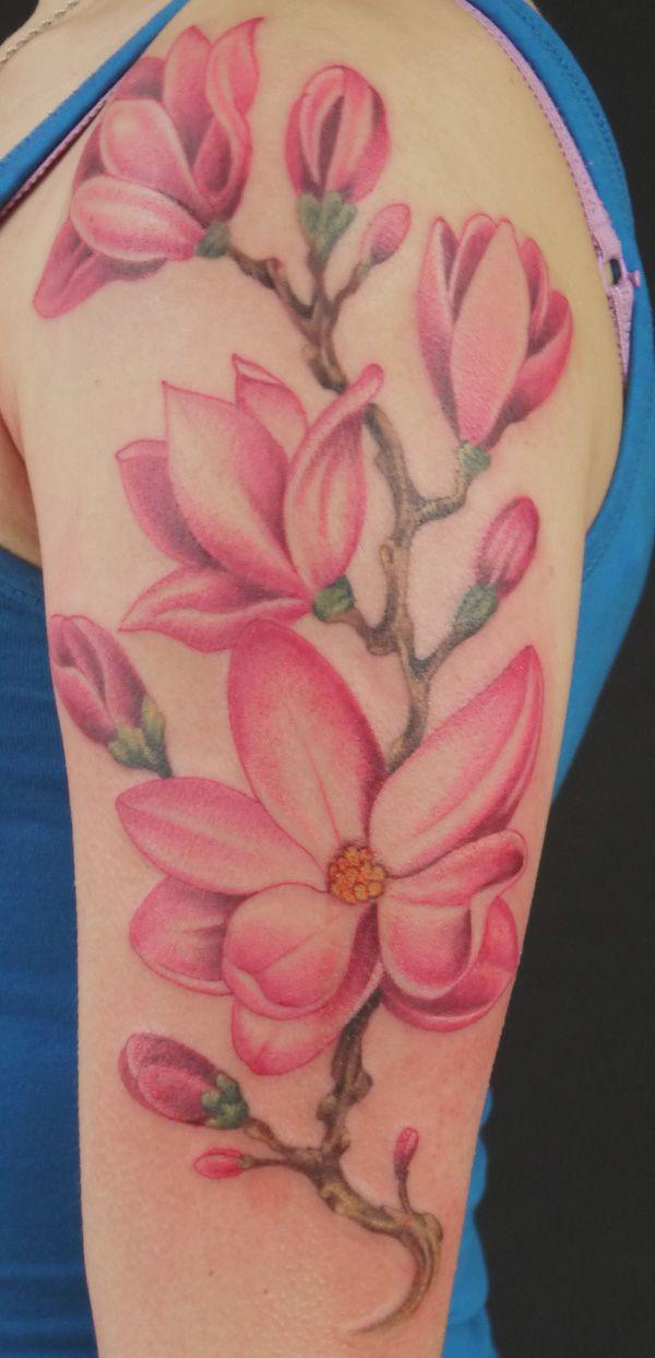 Magnolia tatovering med halv ærme.