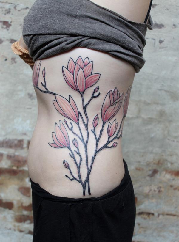 magnolian puoleinen tatuointi
