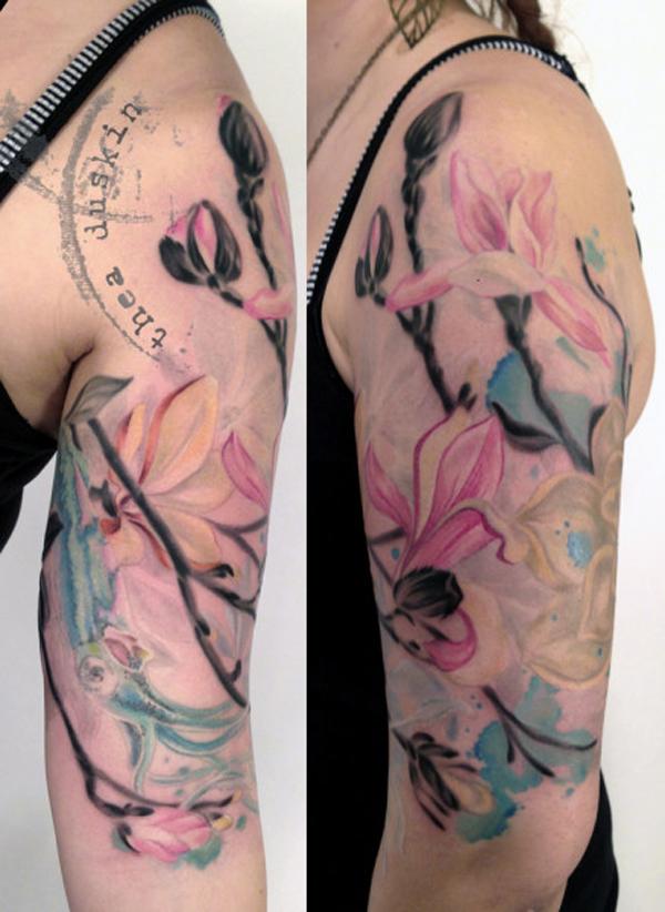 magnolia blomst tatovering på halv ærme
